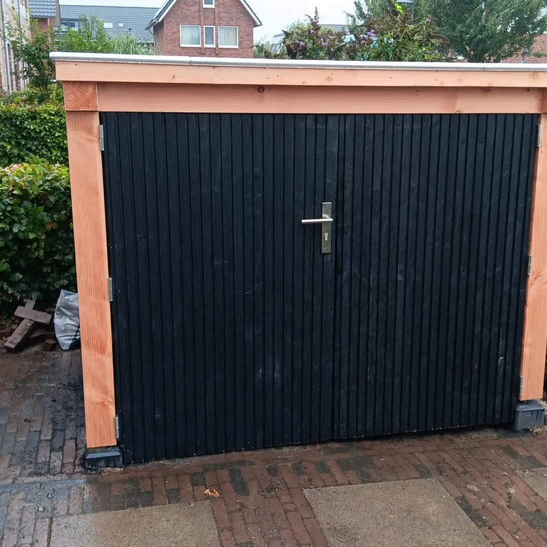 Fietsschuur met deur van zwart zweeds rabat