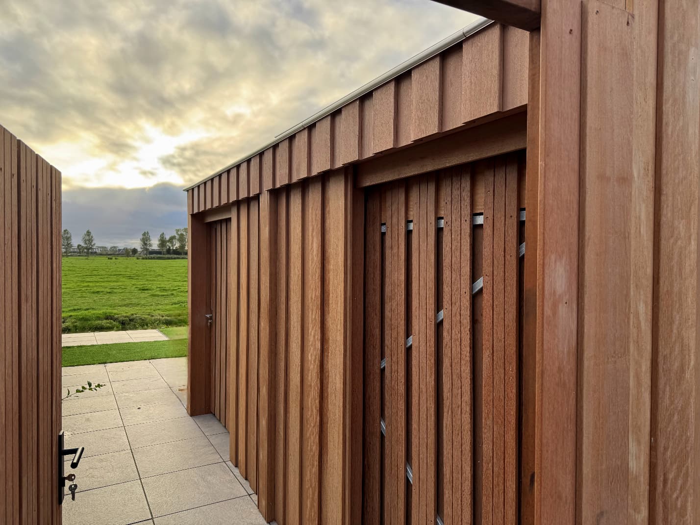 Moderne schuur en fietsenstalling met hangdeur