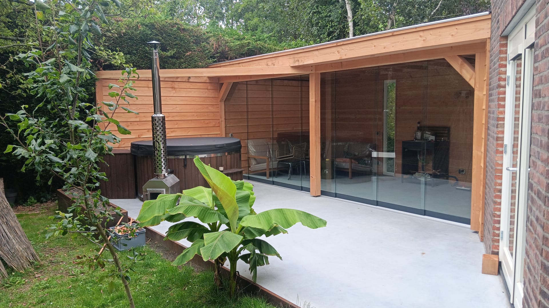 Luxe overkapping met glazen schuifwanden